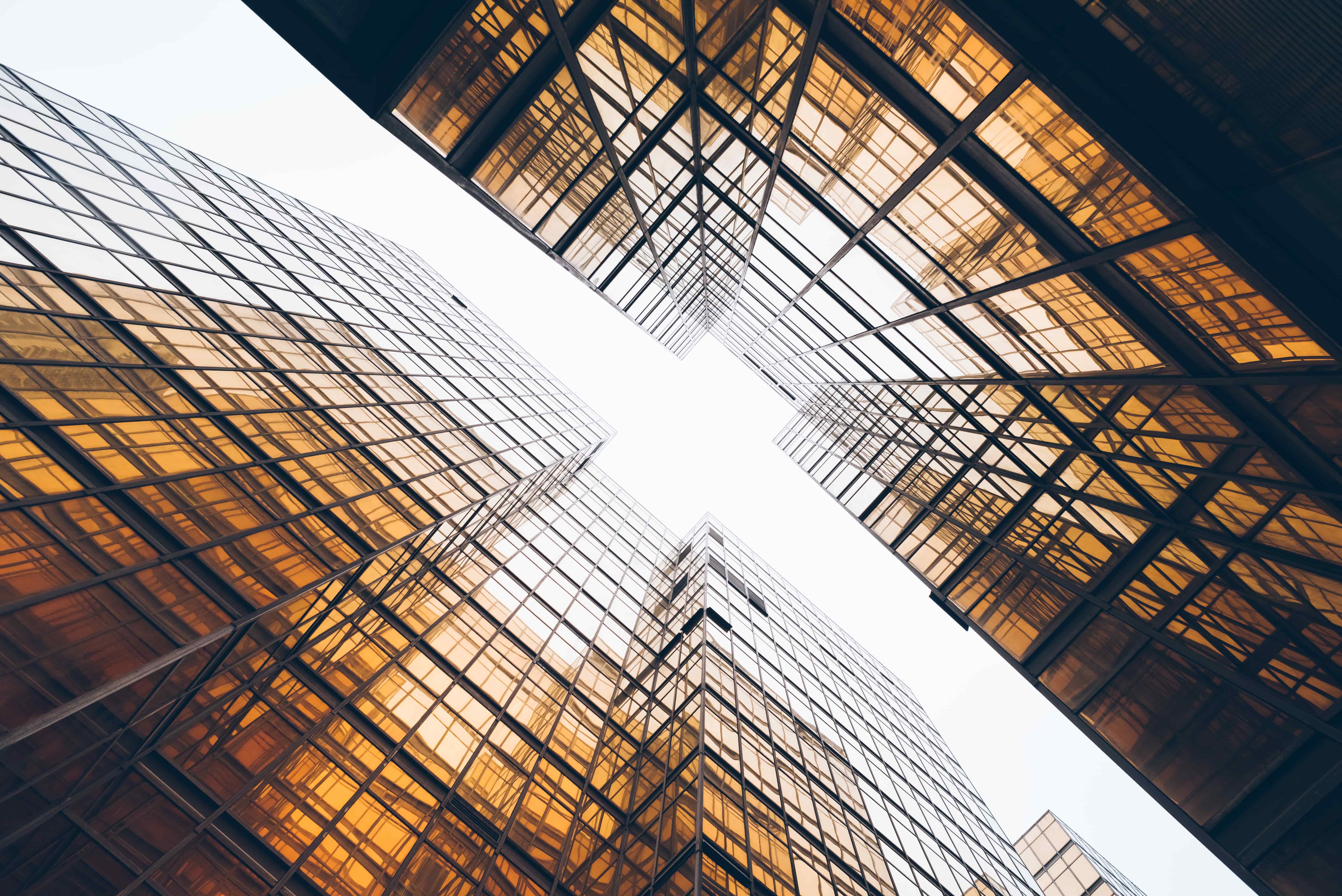 Vista de un edificio contemporáneo con formas innovadoras y materiales modernos, representando tendencias actuales en diseño arquitectónico.